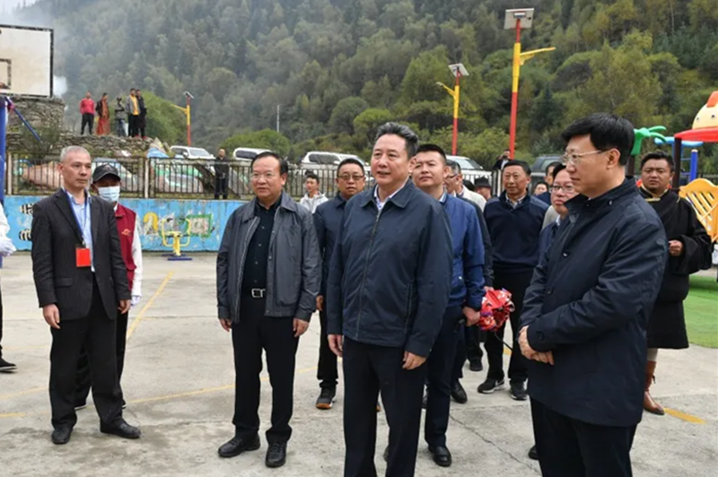 交通运输部部长李小鹏在阿坝州壤塘县等地开展调研工作