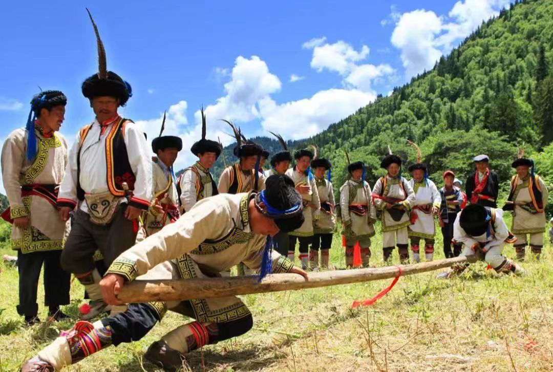 羌族推杆传承人王小荣:让千年角力焕新时代光彩_阿坝藏族羌族自治州人民政府