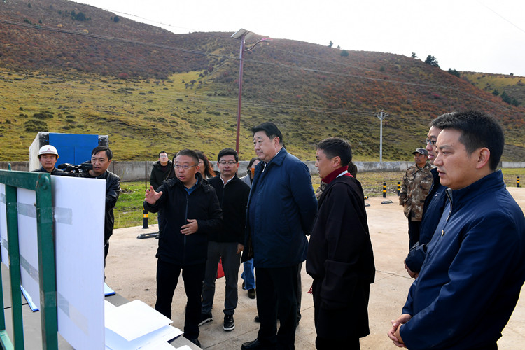 10月11日至12日,州委副书记,州长杨克宁在若尔盖县红星镇塔玛村荷郎